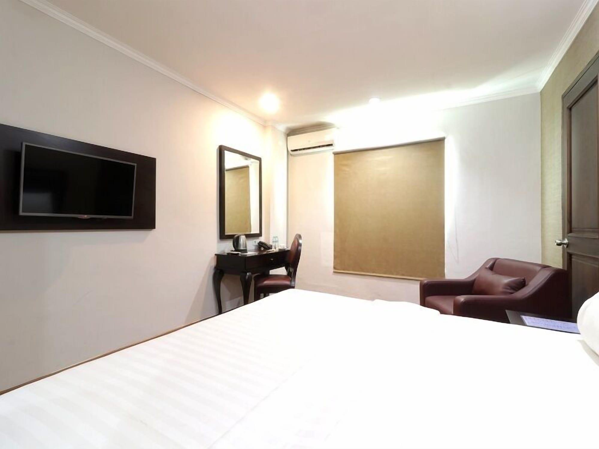 P Hotel Jakarta Bagian luar foto