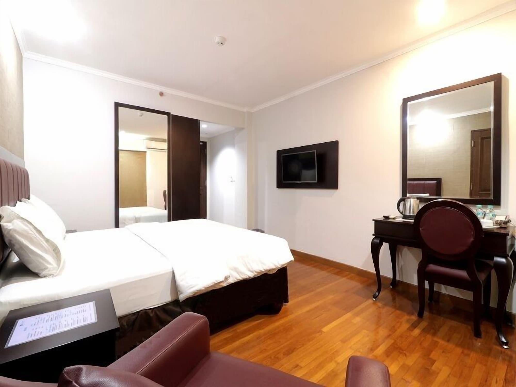 P Hotel Jakarta Bagian luar foto