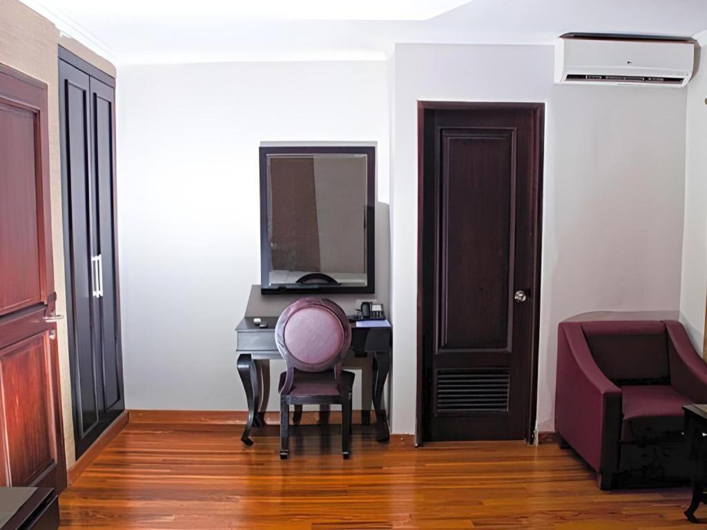 P Hotel Jakarta Bagian luar foto