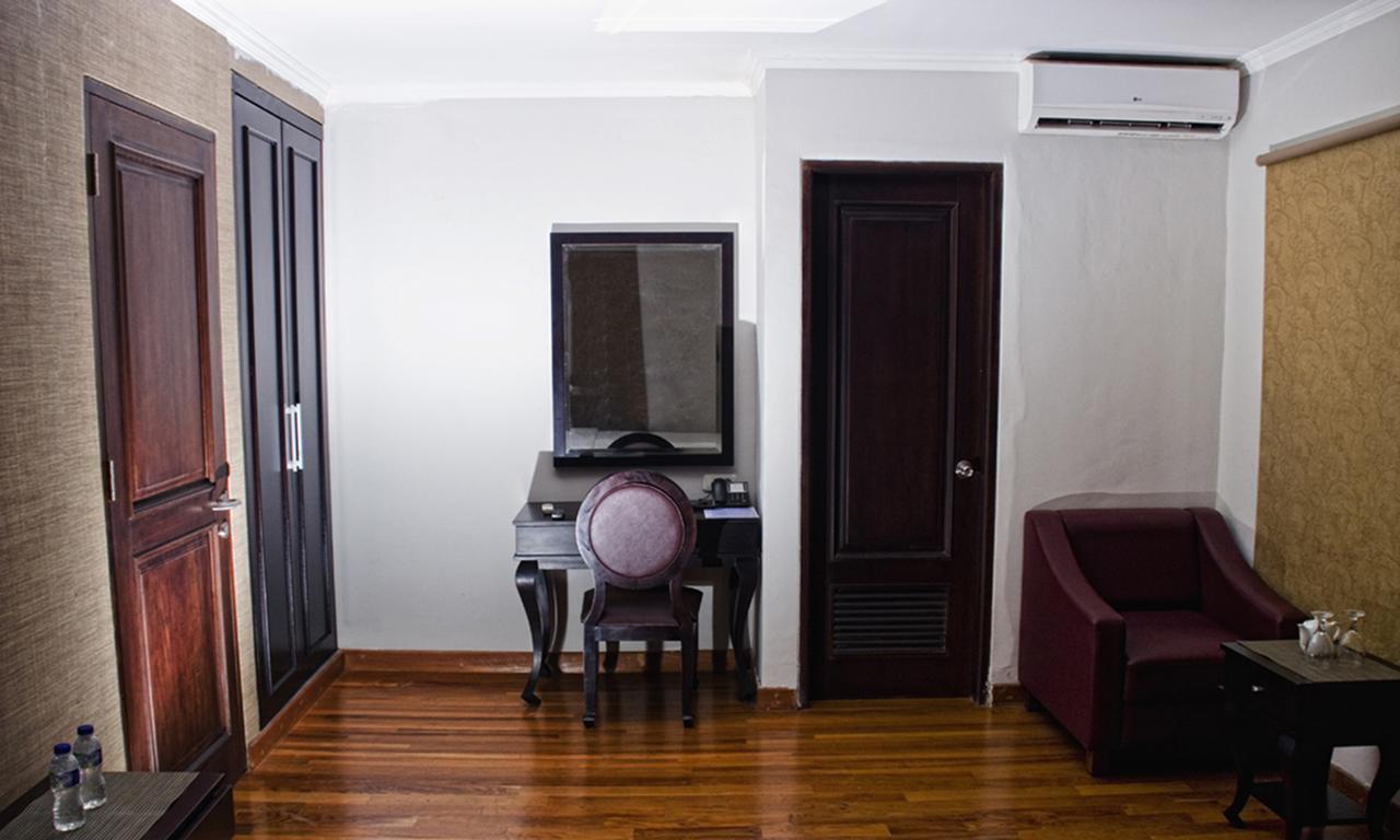 P Hotel Jakarta Bagian luar foto